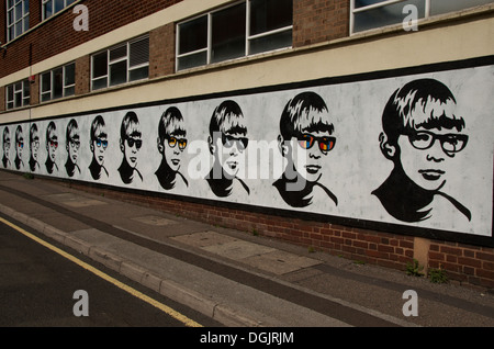 Street Art Par Golden Boy en basse Essex Street dans la région de Birmingham Digbeth UK Banque D'Images