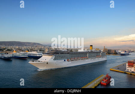 Bateau de croisière Costa Atlantica dans le port du Pirée, Grèce, Europe Banque D'Images