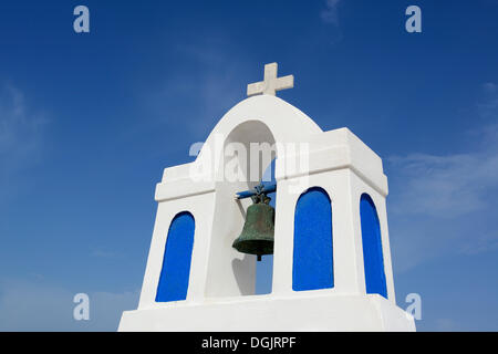 Clocher d'une chapelle dans l'AEIE ou Thira, Santorin, Cyclades, îles grecques, Grèce, Europe Banque D'Images