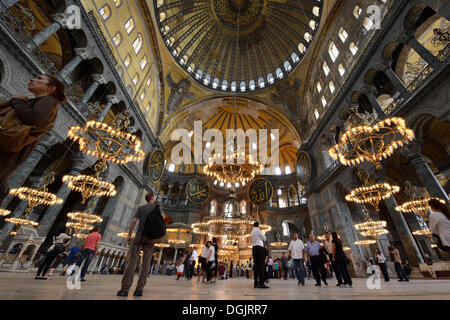 Les touristes admirant le hall principal de l'Hagia Sophia, Ayasofya, Site du patrimoine culturel mondial de l'UNESCO, du côté européen d'Istanbul, Banque D'Images