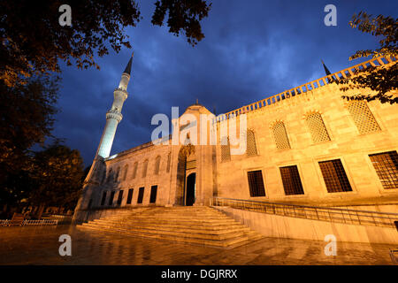 Portail d'entrée de la Mosquée Bleue, également connu sous le nom de mosquée Sultan Ahmed, Sultanahmet Camii, Site du patrimoine culturel mondial de l'UNESCO Banque D'Images