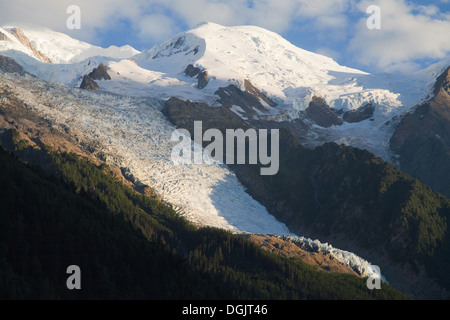 Glacier des Bossons et le Dôme du Goûter au crépuscule de Chamonix, Haute-Savoie, France. Banque D'Images