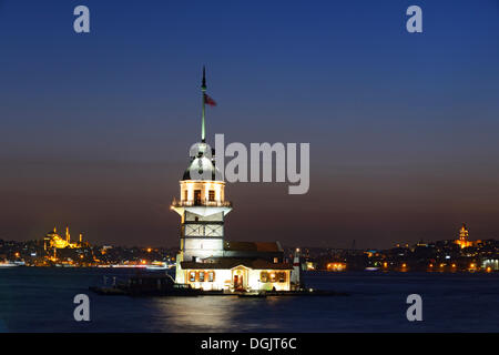 Kiz Kulesi, Tour de la jeune fille ou la tour de Léandre, dans le Bosphore dans la nuit, à partir d'Üsküdar, Istanbul, rive asiatique Banque D'Images