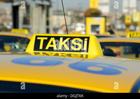 Des taxis à la gare maritime, Eminönü, Istanbul, côté européen, Istanbul, Turquie, Province du côté européen Banque D'Images