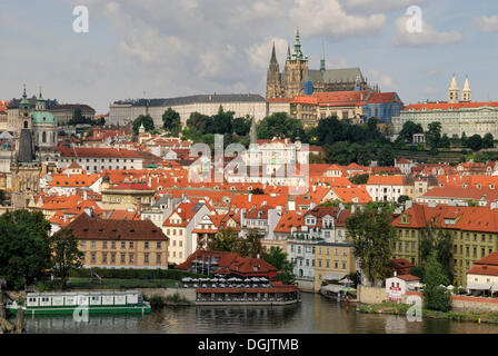 Vue de la Vieille Ville Tour du pont à travers la Rivière Vltava vers le château de Prague avec la cathédrale Saint-Guy de Prague, Banque D'Images