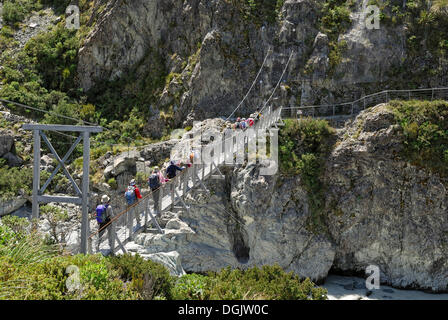 Pont suspendu pour piétons sur la rivière Hooker, Hooker Valley à pied, Parc National du Mont Cook, île du Sud, Nouvelle-Zélande Banque D'Images