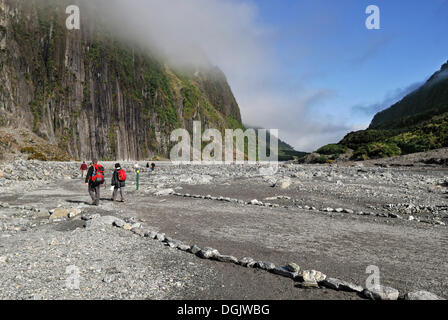 Les touristes sur le chemin du retour de Fox Glacier, île du Sud, Nouvelle-Zélande Banque D'Images