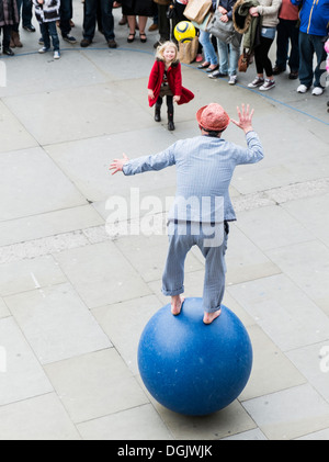 Un artiste de rue divertir les gens à Londres. Banque D'Images