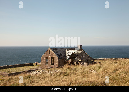 Vue extérieure de l'Kerrary school house situé sur la falaise surplombant la mer . Le paramètre pour le film la fille de Ryan Banque D'Images