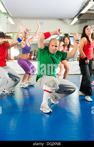 - Remise en forme des jeunes faisant de la formation ou d'entraînement Zumba danse dans une salle de sport Banque D'Images