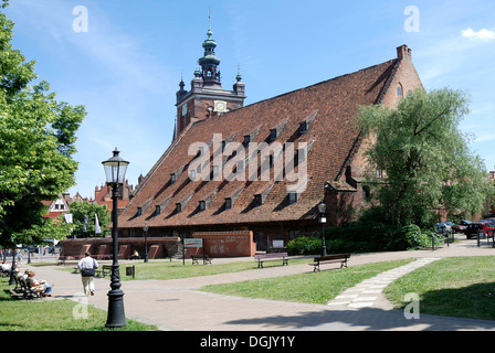 Grand Moulin avec la tour de l'église Sainte Catherine de Gdansk dans l'arrière-plan - Wielk Mlyn. Banque D'Images