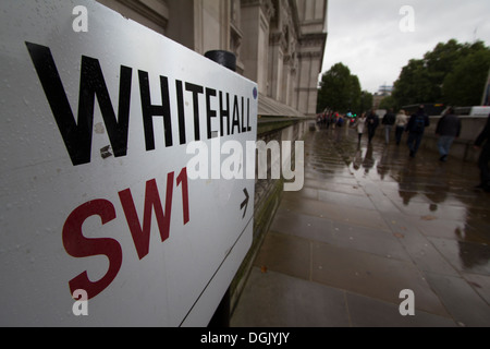 Panneau de rue Whitehall, centre de Londres, Royaume-Uni - emplacement emblématique à Westminster, qui abrite les ministères du gouvernement britannique et le cœur de l'administration politique britannique Banque D'Images