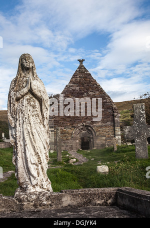 Statue de Madonna dans le cimetière Kilmalkedar church un site religieux sur la péninsule de Dingle Slea Head Drive Banque D'Images