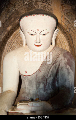 Une tête bulbeuse Bouddha dans le Temple Nanbaya à Bagan au Myanmar. Banque D'Images