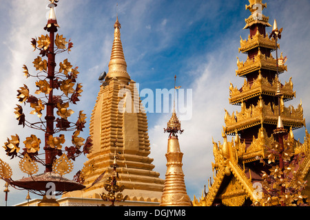 Les flèches et des stupas de la Pagode Shwezigon à Bagan au Myanmar. Banque D'Images