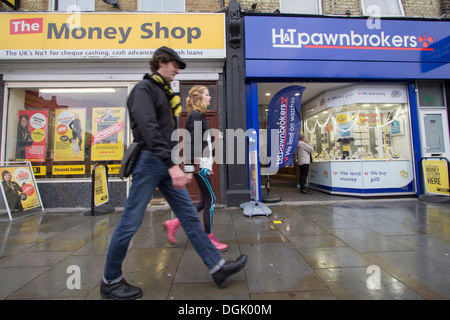 The Money Shop et H&T prêteurs sur gage à Shepherd’s Bush, Londres, Royaume-Uni. Ces fournisseurs de services financiers de grande rue offrent des prêts sur salaire, l'encaissement de chèques, le courtage sur gage et l'achat d'or, reflétant la croissance des options de prêt alternatives dans la Grande-Bretagne urbaine Banque D'Images