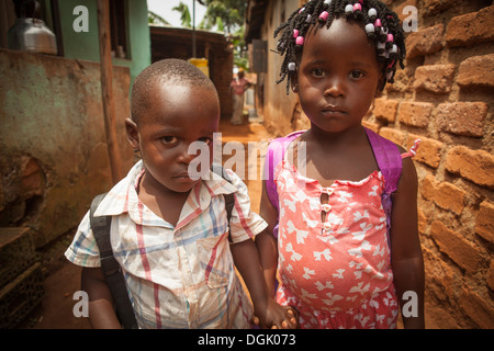 Les enfants de l'école dans un bidonville à Entebbe, Ouganda, Afrique de l'Est. Banque D'Images