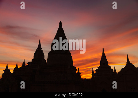Stupas et pagodes de Bagan au Myanmar qui se profile après le coucher du soleil. Banque D'Images