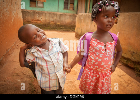 Les enfants de l'école dans un bidonville à Entebbe, Ouganda, Afrique de l'Est. Banque D'Images