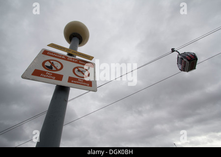 L'expérience Emirates Air Line Royal Docks avec de l'eau profond danger sign Banque D'Images