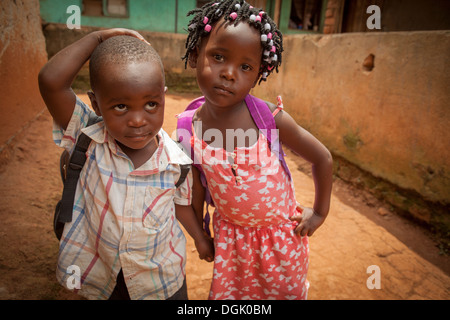 Les enfants de l'école dans un bidonville à Entebbe, Ouganda, Afrique de l'Est. Banque D'Images