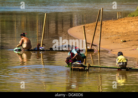 Le bord de l'eau à lessive Inn Thein Village de Myanmar. Banque D'Images