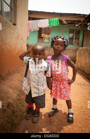 Les enfants de l'école dans un bidonville à Entebbe, Ouganda, Afrique de l'Est. Banque D'Images