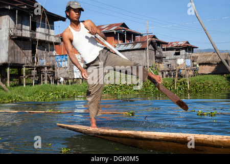 Un rameur de la jambe du lac Inle au Myanmar. Banque D'Images