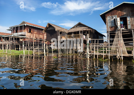 Un village avec des maisons sur pilotis sur le lac Inle au Myanmar. Banque D'Images