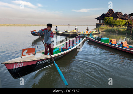 Bateaux amarrés près du lac Inle Resort au coucher du soleil au Myanmar. Banque D'Images