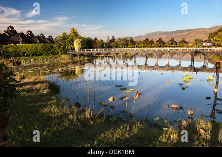 Le Lac Inle Resort au coucher du soleil au Myanmar . Banque D'Images