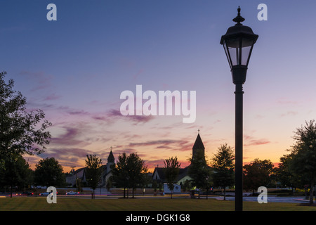 Les couleurs du coucher de soleil peignent le ciel crépusculaire à Snellville, en Géorgie, juste à l'extérieur d'Atlanta dans le comté de Gwinnett. (ÉTATS-UNIS) Banque D'Images