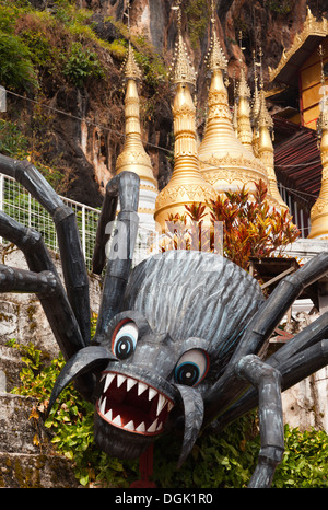 Les fantastiques grottes bouddhistes à Pindaya au Myanmar, où une araignée méchant géant garde l'entrée. Banque D'Images
