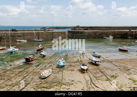 Man and boy profitez de la marée basse dans le port Mousehole Cornwall Banque D'Images