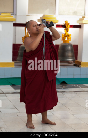 L'accrochage moine dans la Pagode Mahamuni à Mandalay, au Myanmar. Banque D'Images