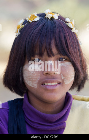 Une jeune fille vendant de l'encens à la Mya Thein Dan pagode à Mingun au Myanmar. Banque D'Images