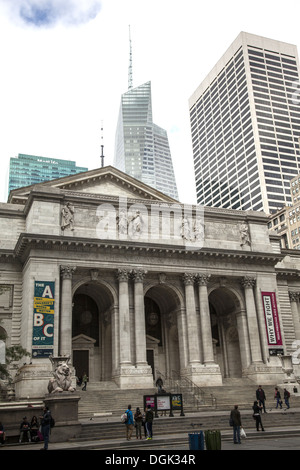 À l'ensemble de la 5e Avenue, sur la 41e rue à l'entrée principale de la Bibliothèque publique de New York. Banque D'Images