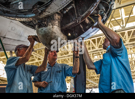 PEARL HARBOR (oct. 8, 2013) Les bénévoles Fred Ferrell, gauche, un ancien marine, Randy Gratz, un ancien policier de la Police de Hawaï, et Cal Evans, un ancien marin, travailler sur un Douglas C-47 Skytrain dans le hangar 79 de la Pacific Aviation Mus Banque D'Images