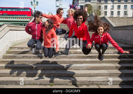 Petit groupe de danseurs mi air sur city Banque D'Images