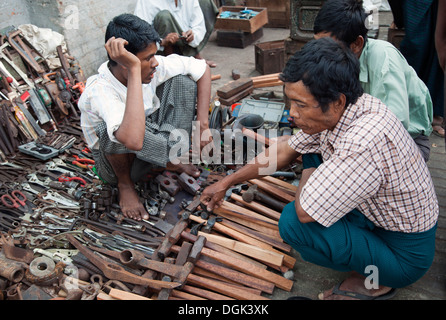 L'homme outils de vente dans le marché indien à Yangon au Myanmar. Banque D'Images