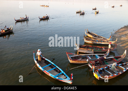 Bateaux de plaisance Tourisme transiter par le pont en teck U Bein sur le lac Taungthaman au Myanmar. Banque D'Images