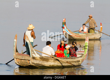 Bateaux de plaisance Tourisme transiter par le pont en teck U Bein sur le lac Taungthaman au Myanmar. Banque D'Images