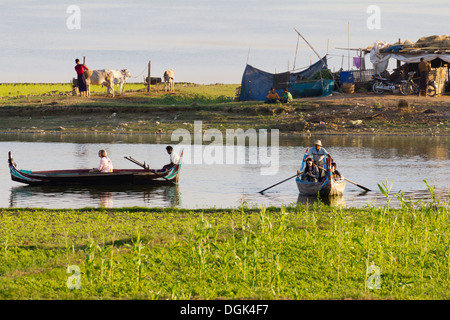 Bateaux de plaisance Tourisme transiter par le pont en teck U Bein sur le lac Taungthaman au Myanmar. Banque D'Images