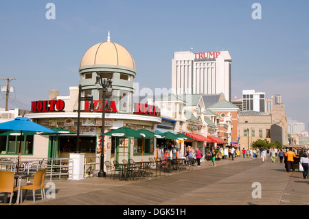 Pizzeria dans Promenade à Atlantic City, l'hôtel Trump derrière, New Jersey, United States Banque D'Images