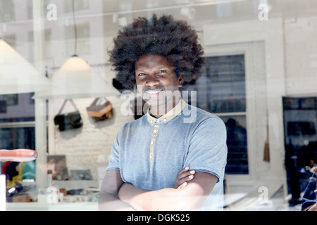 Man smiling with arms folded Banque D'Images