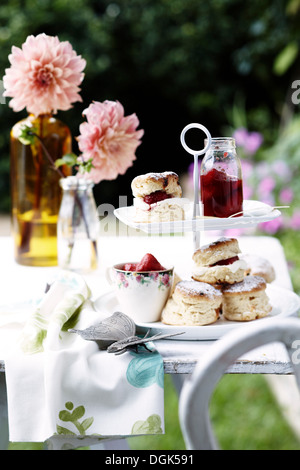 Des scones faits maison avec de la confiture de fraise et crème Banque D'Images