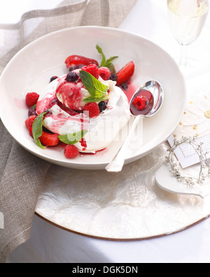 Bol de pavlova et aux canneberges et framboises Banque D'Images