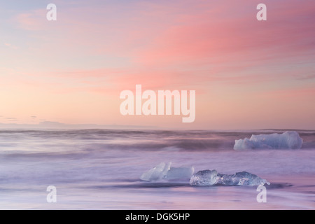 Les icebergs sur la plage au crépuscule, Jokulsarlon, Islande Banque D'Images