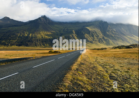 L'autoroute Un et les montagnes, le sud de l'Islande Banque D'Images