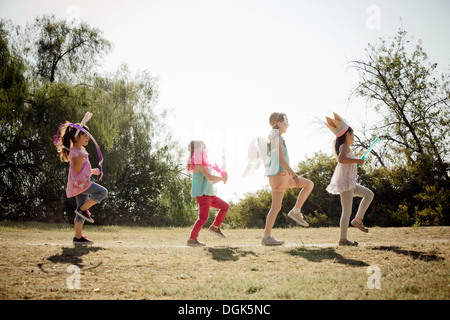 Les enfants en costume marchant Banque D'Images